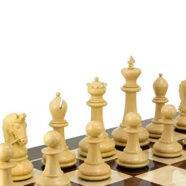 Pièces claires en buis du jeu d'échecs installées sur un échiquier en bois