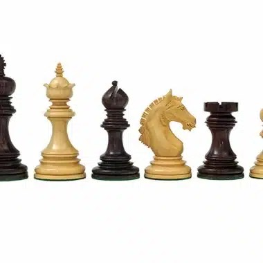 Jeu d'échecs en bois de buis et bois de rose, pièces alignées de face