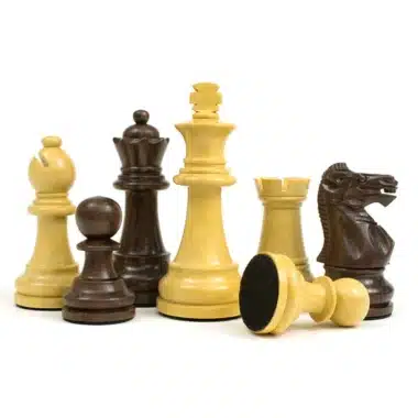 Pièces d'échecs en bois de rose et buis regroupées, roi au centre