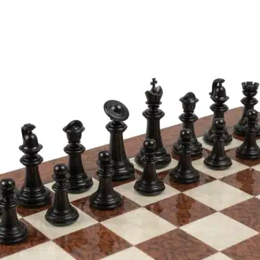 Jeu d'échecs Staunton, pièces sombres disposées sur un échiquier en bois