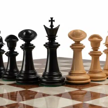 Pièces d'échecs Staunton en ébène et buis alignées sur l'échiquier