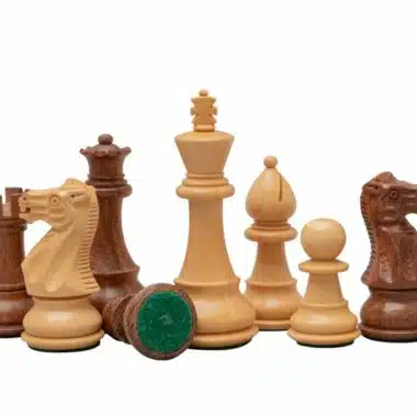 Pièces Staunton en acacia et buis, groupées avec base feutrée visible