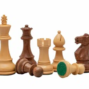 Pièces d'échecs Staunton en acacia et buis, certaines couchées sur le côté