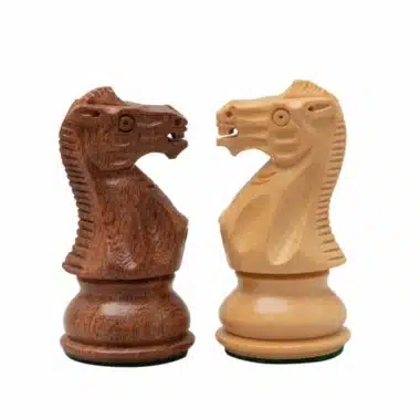 Détail des deux cavaliers face à face, bois d'acacia et buis sculptés