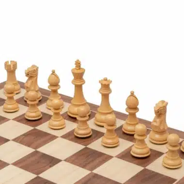 Camp blanc du jeu Staunton en buis, aligné sur l'échiquier en bois