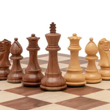 Pièces d'échecs Staunton en acacia et buis alignées sur l'échiquier