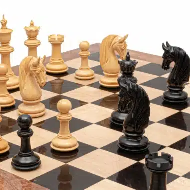 Cavaliers sculptés noirs et clairs du jeu d'échecs Braise Noire face à face sur l'échiquier