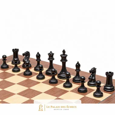 Pièces noires en ébène du jeu Rochester alignées sur l'échiquier en noyer