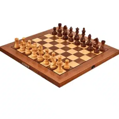 Jeu d'échecs électronique en bois, échiquier et pièces en position de départ