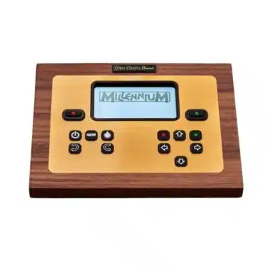 Console électronique ChessGenius avec écran et boutons de commande, vue de face