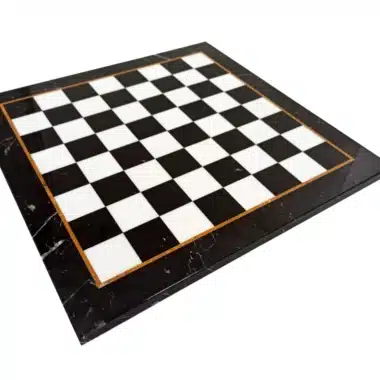 Ensemble Louis XIV Echiquier en Marbre Noir et Blanc et Pieces Echecs en Laiton Plaqué Or et Argent Bois Patiné – Image 4