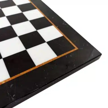 Ensemble Louis XIV Echiquier en Marbre Noir et Blanc et Pieces Echecs en Laiton Plaqué Or et Argent Bois Patiné – Image 3