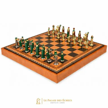 Pièces d'échecs médiévales vertes et dorées disposées sur l'échiquier en bois