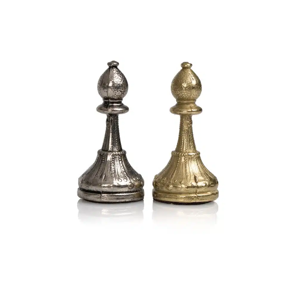 Deux fous d'échecs, l'un argenté et l'autre doré, côte à côte