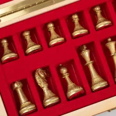 Coffret ouvert présentant les pièces dorées rangées sur velours rouge