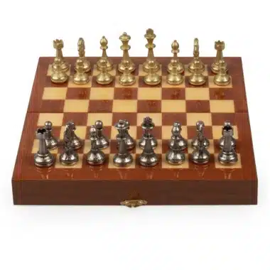 Jeu d'échecs de voyage pliable en acajou, pièces dorées et argentées en place