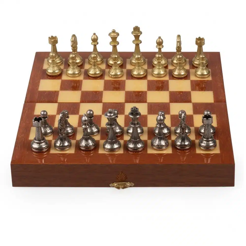 Jeu d'échecs de voyage pliable en acajou, pièces dorées et argentées en place
