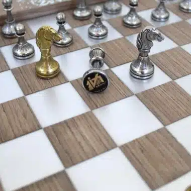 Ensemble Arabesque Echiquier en Bois avec Tiroir de Rangement et Jeu d'Echecs Staunton en Metal – Image 3