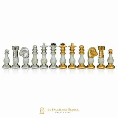 Pièces d'échecs Louis XIV : quatre rois en bois patiné plaqué or et argent