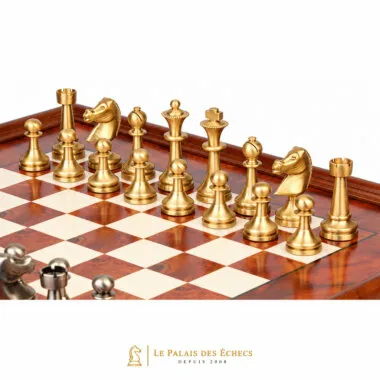 Pièces en laiton massif doré du jeu Grand Staunton alignées sur l'échiquier