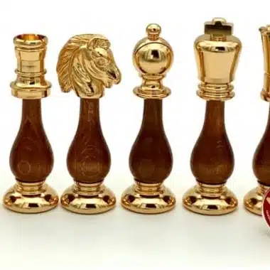 Détail des pièces dorées en bois et laiton avec tour, cavalier, fou et roi