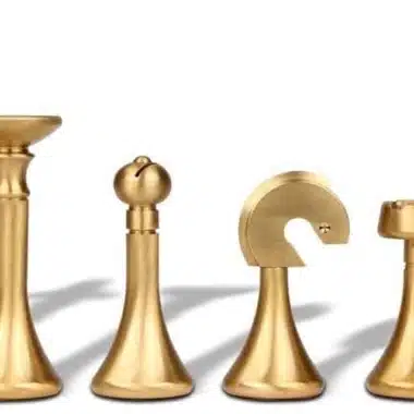 Jeu d'Échecs Contemporain - Échiquier et Backgammon à Rangement en Similicuir  & Pièces en Laiton – Image 9