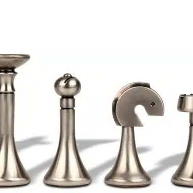 Jeu d'Échecs Contemporain - Échiquier et Backgammon à Rangement en Similicuir  & Pièces en Laiton – Image 10