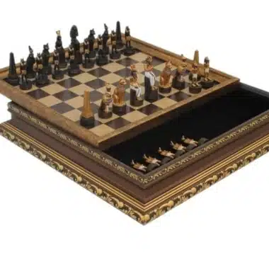 Jeu d'échecs Égypte, échiquier en bois doré et coffret de rangement ouvert