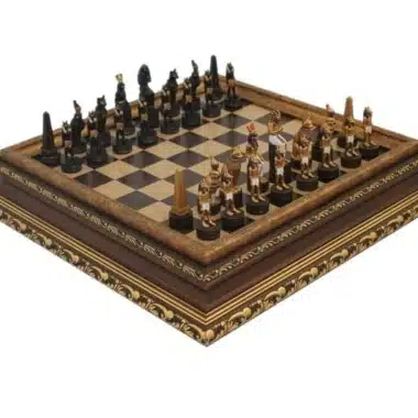 Jeu d'échecs Égypte, vue d'ensemble des pièces noires et dorées en position