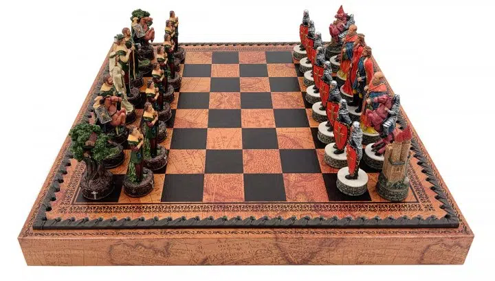 Jeu d'échecs Robin des Bois posé sur échiquier avec coffret de rangement en similicuir