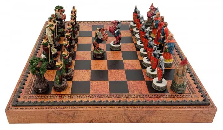 Jeu d'échecs Robin des Bois en pleine partie sur l'échiquier avec coffret en similicuir