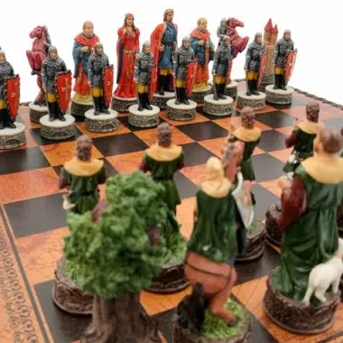 Pièces d'échecs Robin des Bois détaillées face à face sur l'échiquier en similicuir