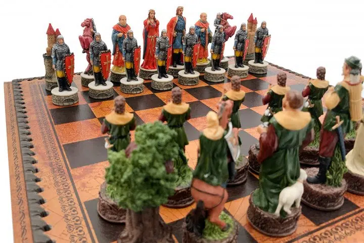 Pièces d'échecs Robin des Bois détaillées face à face sur l'échiquier en similicuir