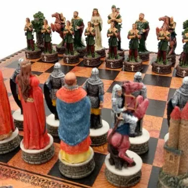 Pièces d'échecs Robin des Bois rouges et bleues vues de près sur l'échiquier