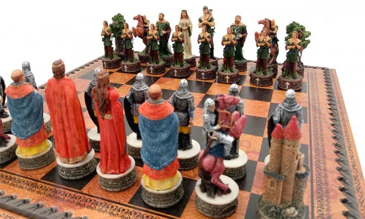 Pièces d'échecs Robin des Bois rouges et bleues vues de près sur l'échiquier