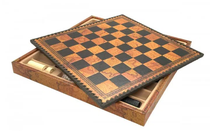 Coffret échiquier similicuir ouvert avec plateau de backgammon visible en dessous