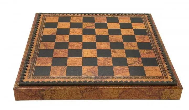 Échiquier similicuir vu de dessus avec motifs cartographiques sur le coffret