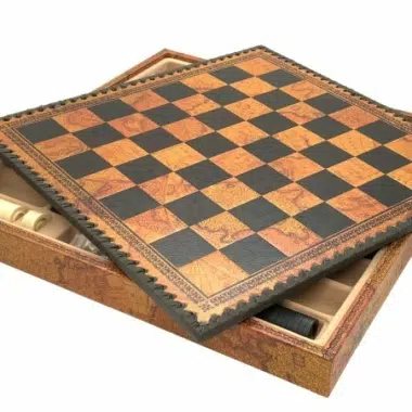 Échiquier en similicuir fermé façon coffret avec motifs cartographiques