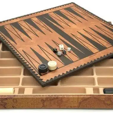 Plateau de backgammon avec pions, dés et pièces de dames en gros plan