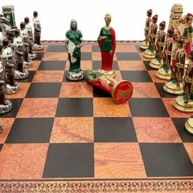Détail des figurines romaines et barbares en métal peint disposées sur l'échiquier