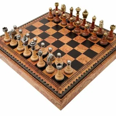 Jeu d'échecs classique avec échiquier en similicuir et pièces métal et bois