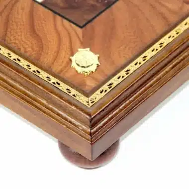 Échiquier Grand Oriental, détail du coin en bois d'orme avec frise dorée