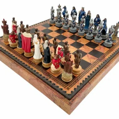 Jeu d'échecs Roi Arthur, vue en angle sur les deux armées de chevaliers