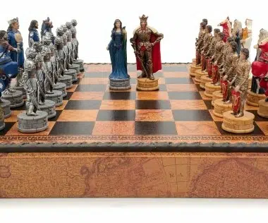Pièces d'échecs Roi Arthur, roi et reine face à face au centre de l'échiquier