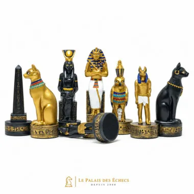 Pièces d'échecs Égypte Ancienne alignées, obélisques, pharaon et divinités dorées et noires