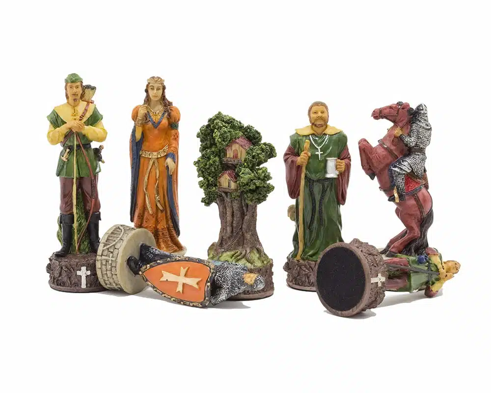 Pièces d'échecs Robin des Bois en résine, détail de l'arbre, du tambour et du cavalier rouge