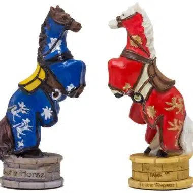 Pièces d'échecs chevaux cabrés du Roi Arthur, bleu et rouge détaillés