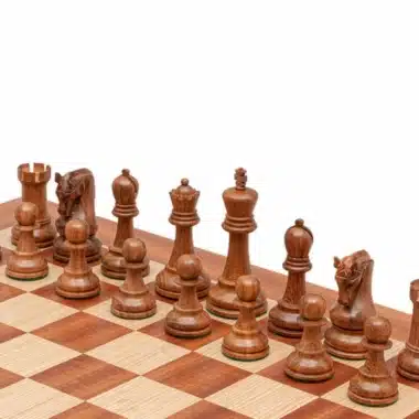 Jeu d'Echecs Sculpté en Bois d'Acacia et Echiquier en Bois d'Acajou – Image 3