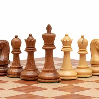 Jeu d'Echecs Sculpté en Bois d'Acacia et Echiquier en Bois d'Acajou – Image 6