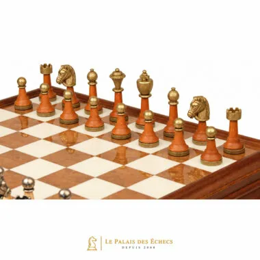 Pièces dorées en bois et métal, détail des pions et du cavalier gravé
